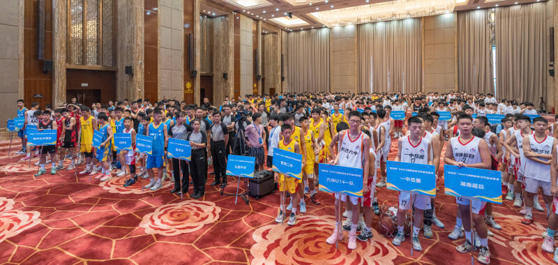 8月2日上午，“城发杯”2023湖南省青少年篮球联赛在宁乡灰汤正式开赛，来自全省各市州共48支队伍参赛。
