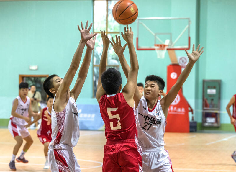 8月2日上午，“城发杯”2023湖南省青少年篮球联赛在宁乡灰汤正式开赛，篮球少年们展示了速度和激情。均为长沙晚报全媒体记者 陈飞 摄