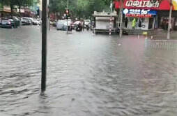 哈尔滨暴雨导致内涝 中央大街排涝 哈尔滨为何下暴雨