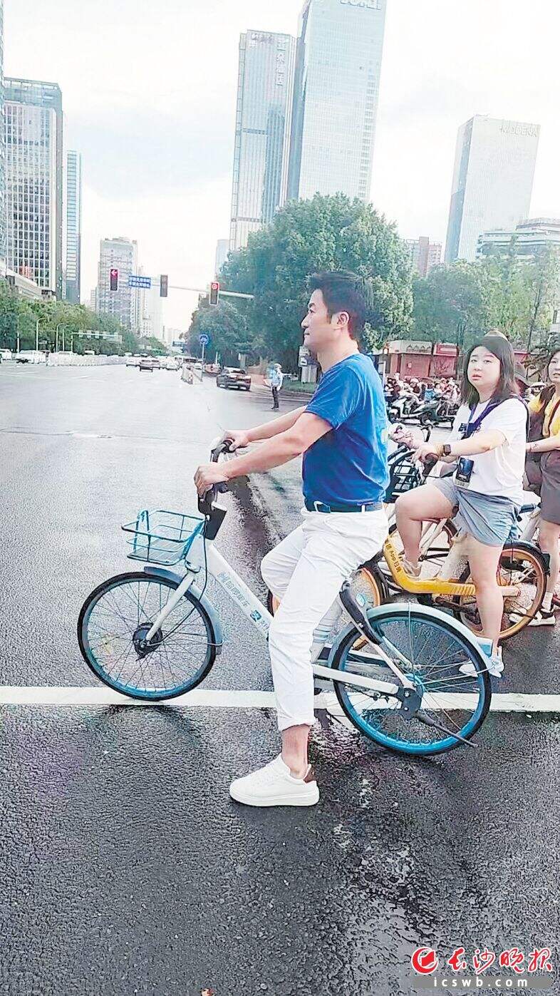 吴京骑共享单车赶场。