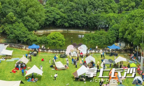 杨梅湖生态园开园后，日均游客达3000余人次，森林营地、农耕基地、萌宠园、儿童游乐场等项目也渐次开花。