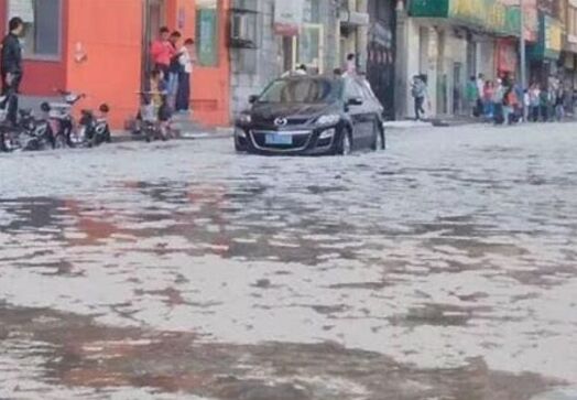 哈尔滨暴雨大片房屋被淹，居民连夜转移