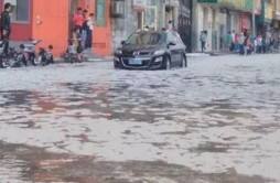哈尔滨暴雨大片房屋被淹，居民连夜转移