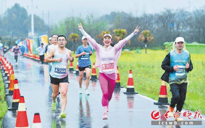 　　2023年3月19日，由天心区人民政府主办的第二届长株潭融城半程马拉松赛在暮云街道开跑，3000余名跑步爱好者参加。邹麟 摄
