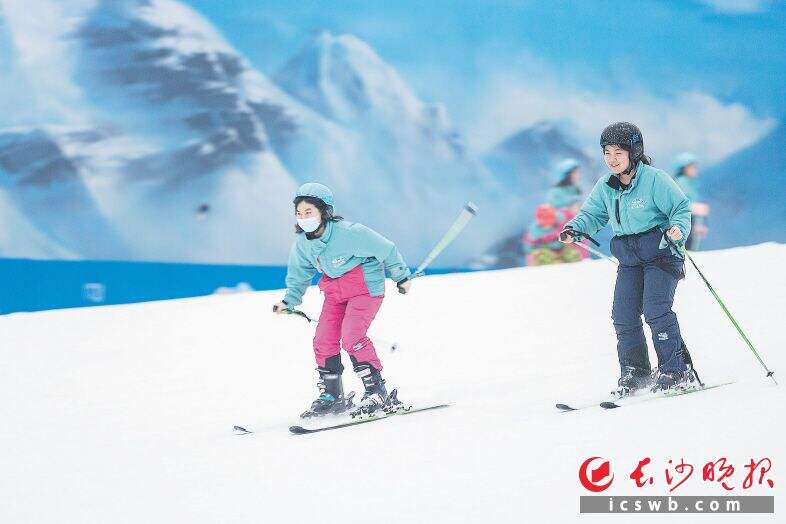 　　随着2022北京冬奥会的推动，滑雪、溜冰、花滑、冰球等冰雪运动在长沙城里逐渐升温，不少市民开始参与到冰雪运动中来。郭雨滴 摄