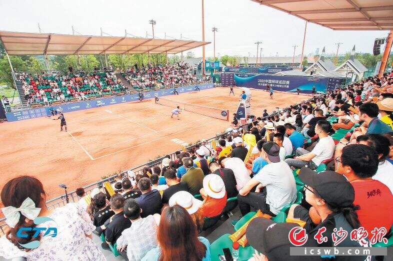 　　湖南红土网球公园是法国网球联合会认证的高标准网球场。2019年以来，先后承办了ITF世界女子网球巡回赛、中国网球巡回赛、长沙网球公开赛等国际国内高水平网球赛事，连续三年获评中国网球巡回赛“优秀赛区”，被中国网球协会确定为“国家网球训练基地”，越来越多的网球爱好者选择到湖南红土网球公园体验红土网球的魅力。湖南红土网球公园供图