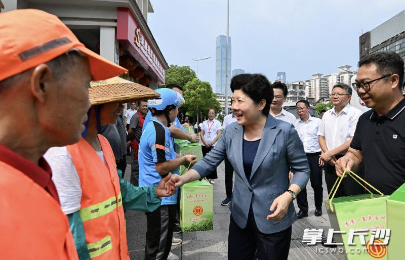 在天心区坡子街街道楚湘社区快递外卖小哥红色之家（户外劳动者服务站点），吴桂英慰问外卖员、快递员、环卫工人等户外劳动者。