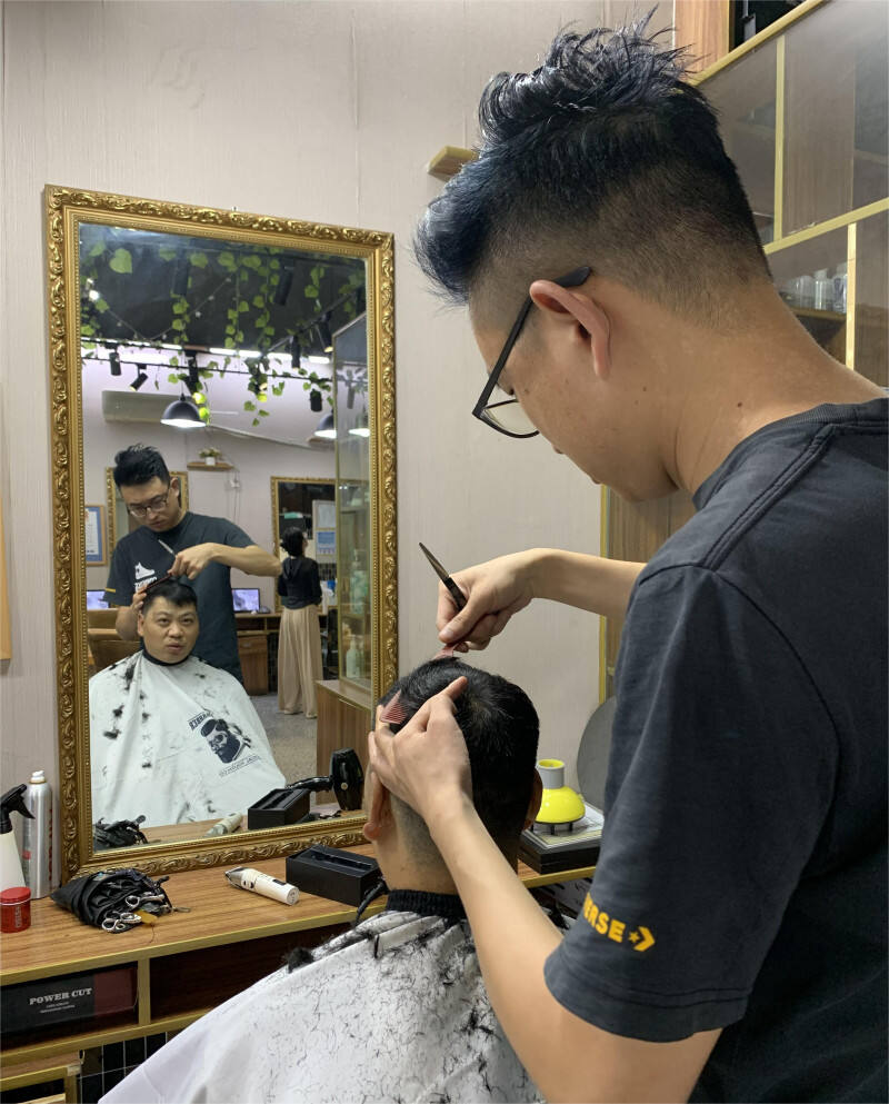 爱心义剪门店正为李斌免费理发。