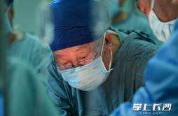 他是我国著名肝胆外科专家，猪栏边发明了名震全球的肝胆手术新方式