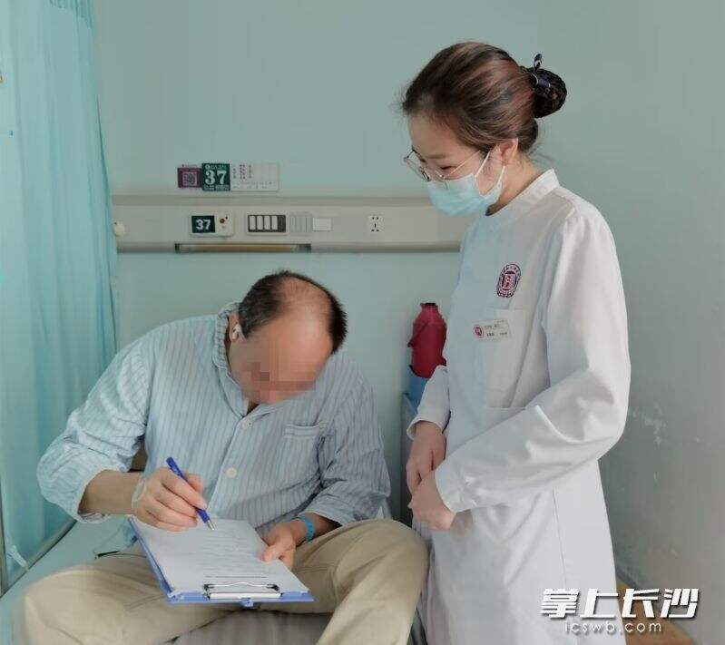 在湖南省人民医院内分泌科一病区住院的糖尿病患者赵先生，完成出院测试。均为长沙晚报通讯员 马玲 王霞 供图