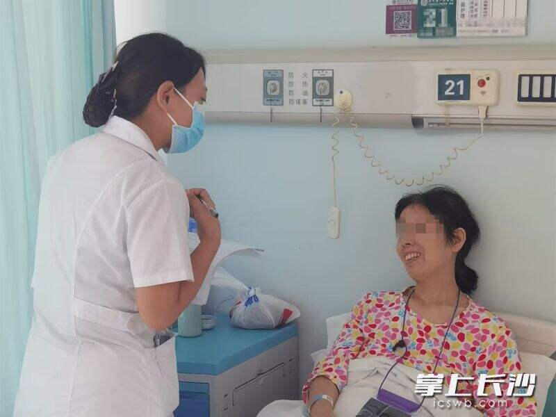 护士进行床旁宣教，让病人了解糖尿病的防治知识。
