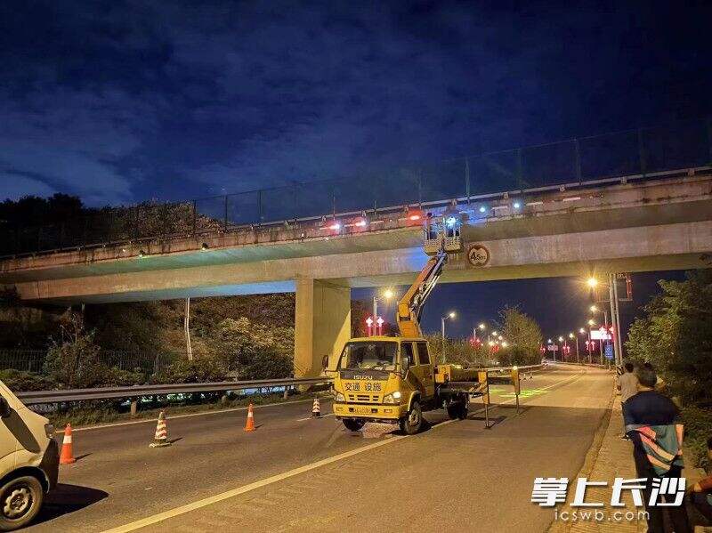 长沙县黄花镇金阳大道二段路面桥安装“新科技”预防疲劳驾驶。通讯员 黄宇 摄