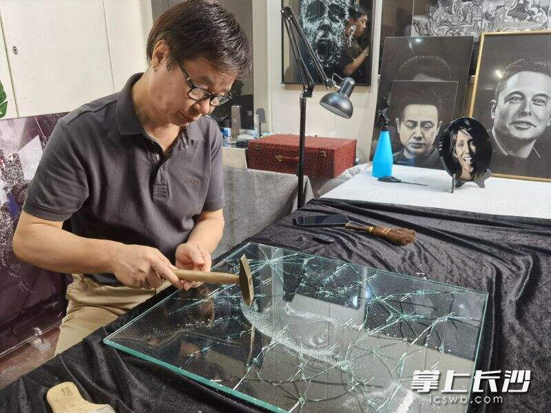 宝庆瓷刻湖南省级项目代表性传承人刘金铎正手持小锤，忙着做一副肖像画。长沙晚报全媒体记者 周游 摄