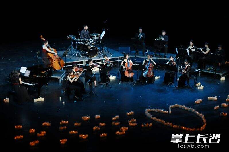 8月22日七夕之夜，浪漫七夕——爱情主题影视名曲烛光音乐会在湖南大剧院精彩上演。均为朱寒冰 摄