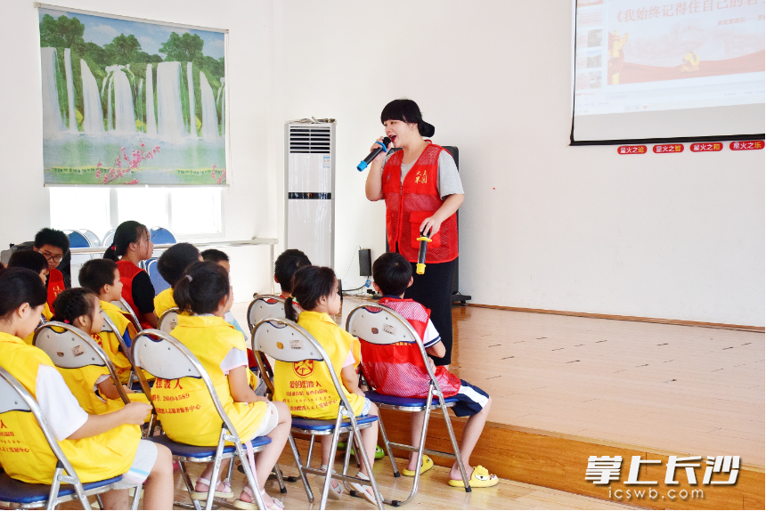 8月23日，果园镇新时代文明实践所内，志愿者正在对孩子们进行爱国主义教育。长沙晚报通讯员 袁思缘 摄