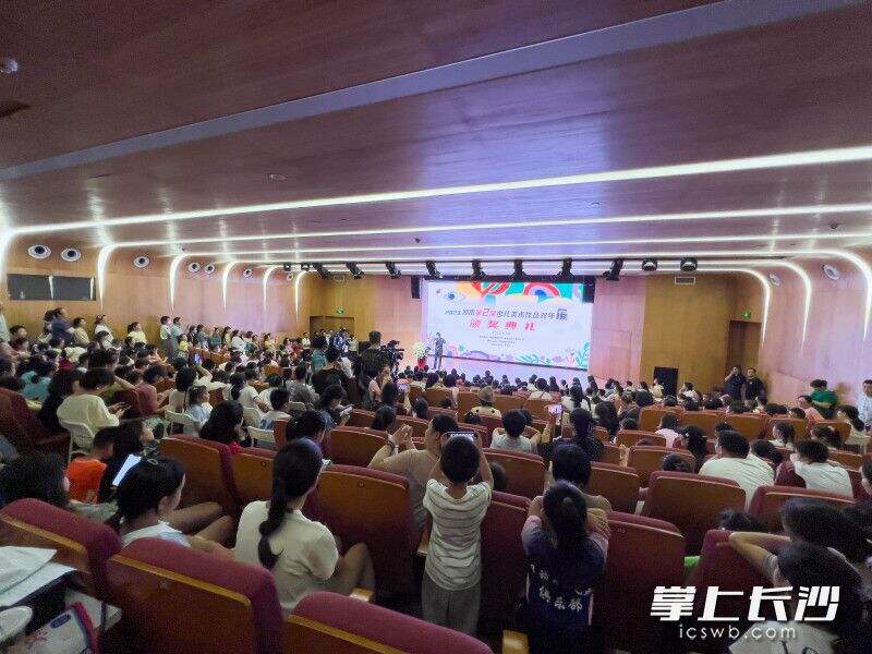 8月26日，2023第二届湖南少儿美术作品双年展颁奖典礼在李自健美术馆举行。均为李自健美术馆供图