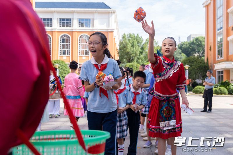 同学们在玩高山族的背篓投球游戏。