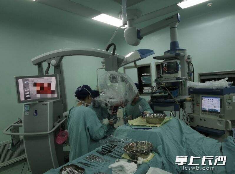 湖南省人民医院神经外科医生手术清除患者颅内肿瘤。长沙晚报通讯员 肖洁 供图