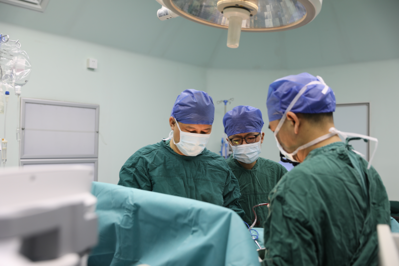 湖南省胸科医院胸外科团队在为患者进行手术治疗。医院供图
