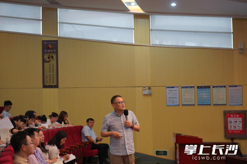 浙江师范大学教授、博士生导师任俊为长雅中学老师们带来一场生动有趣的“从习得性无助到提高乐商”讲座。