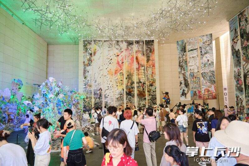 展览期间，2023湖南第2届少儿美术作品双年展吸引众多观众前来观看。均为李自健美术馆供图