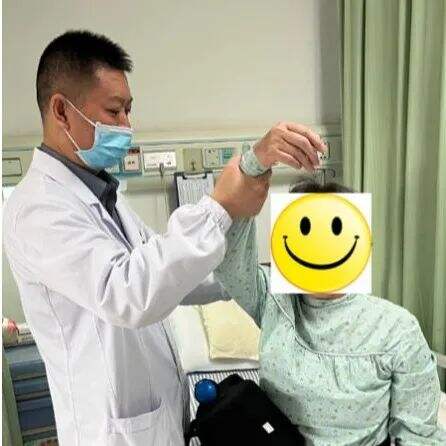 术后，刘洪指导患者进行康复锻炼。