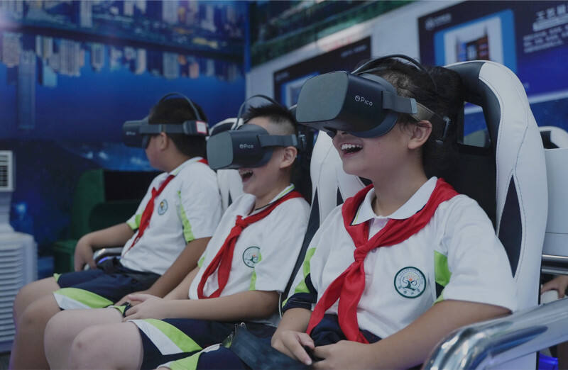 通过VR技术360度全方位视角、身临其境的感受，让师生们大呼过瘾。
