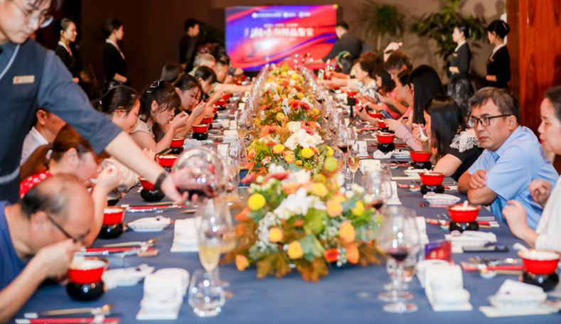 教师节里，新长福用创意湘味海鲜美食致敬教育工作者。长沙晚报通讯员 袁叨叨供图