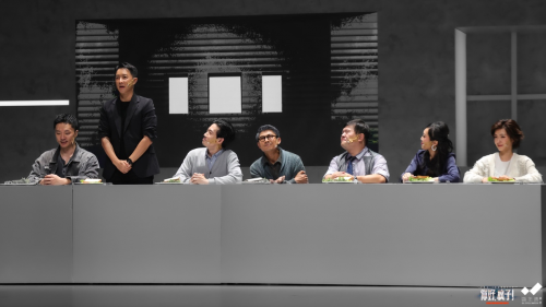 话剧《你好，疯子！》十周年纪念版北京首演导演饶晓志以全新视角探讨关于“我”的迷局