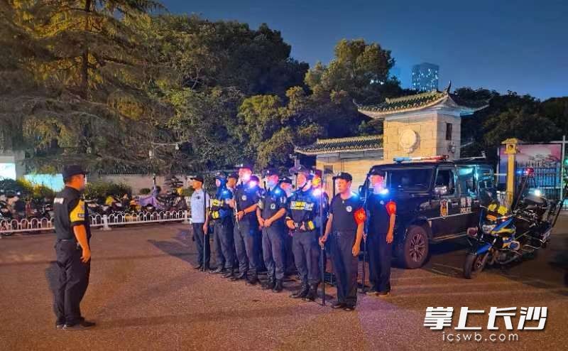 18日晚，湖南烈士公园联合长沙市特巡警支队开福特巡警大队，开启园区夜间巡查。均为长沙晚报通讯员 李炼 摄