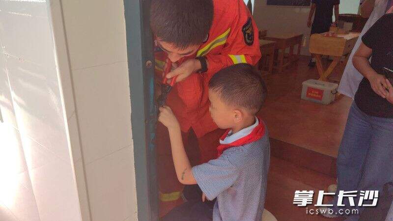 消防救援人员将男孩的手指“救”出。长沙晚报通讯员 谢海鹏 供图