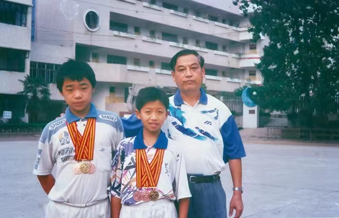 胡正量老师与斩获男子单人赛佳绩的砂小乒乓球队员合影。照片由本人提供