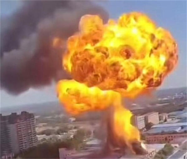 河北一工厂突然发生爆燃，现场火光燃成蘑菇云