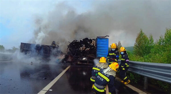 北京公交车被水泥罐车追尾后起火