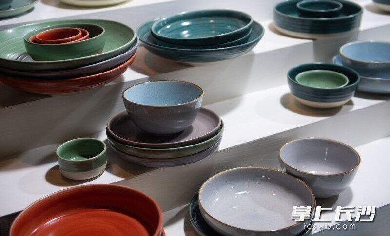 湖南海旭陶瓷有限公司智能化生产线生产的出口陶瓷。