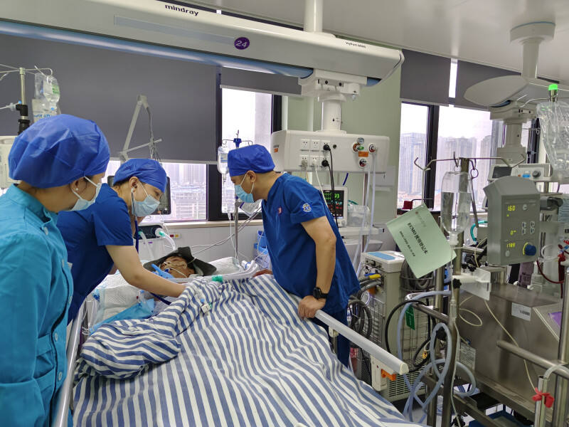 湖南省人民医院急诊三部ICU团队对小滔展开及时、有效的救治。均为长沙晚报通讯员 梁辉 供图