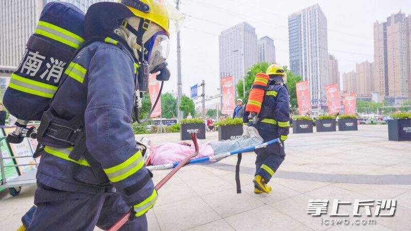 消防人员将排查发现的“昏迷人员”解救出现场。