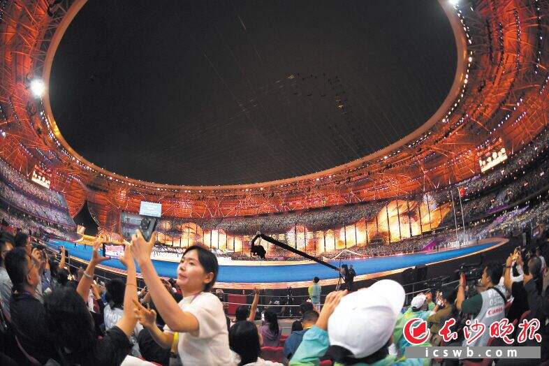 杭州亚运会宣布开幕的瞬间，主舞台四周腾起一圈闪亮的电子烟花。长沙晚报全媒体记者 黄启晴 摄