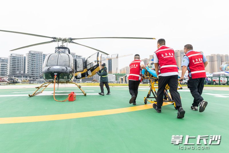 26日，湘江新区大王山航空救援基地，长沙市开展突发事件紧急医学救援应急演练。均为长沙晚报全媒体记者 董阳 摄