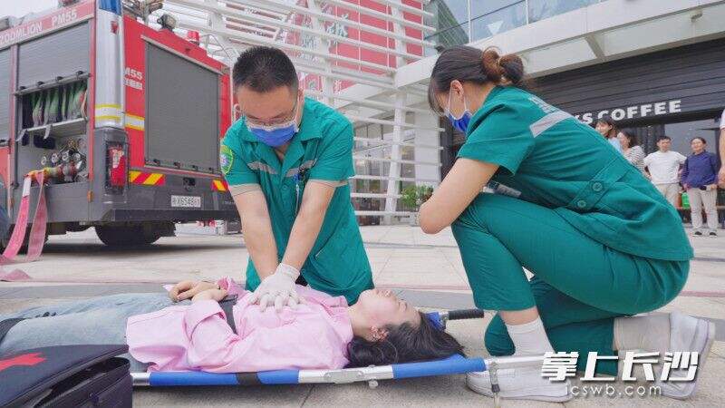 演练中，医护人员第一时间对“昏迷人员”实施心肺复苏。均为长沙晚报全媒体记者 陈飞摄