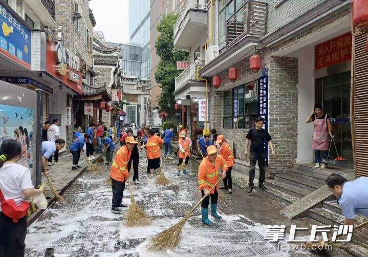 28日，芙蓉区市容环境卫生维护中心开展节前大清扫行动。均为通讯员 尹艺璇 供图。