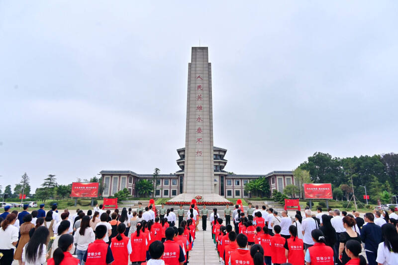 30日，烈士纪念日向人民英雄敬献花篮仪式在湖南革命陵园举行。均由活动主办方供图。