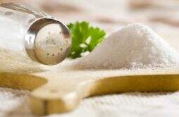 女性更容易对盐敏感 三分之一人是该体质 饮食减少盐摄入