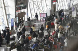 北京六里桥客运站大厅人头攒动 以下是人流爆满原因