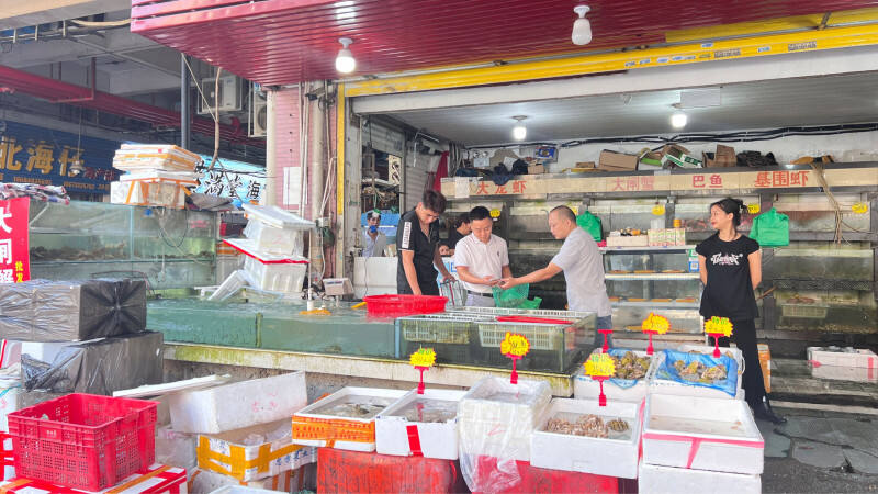 消费者在马王堆海鲜市场挑选海鲜水产品。长沙晚报全媒体记者 周辉霞 摄