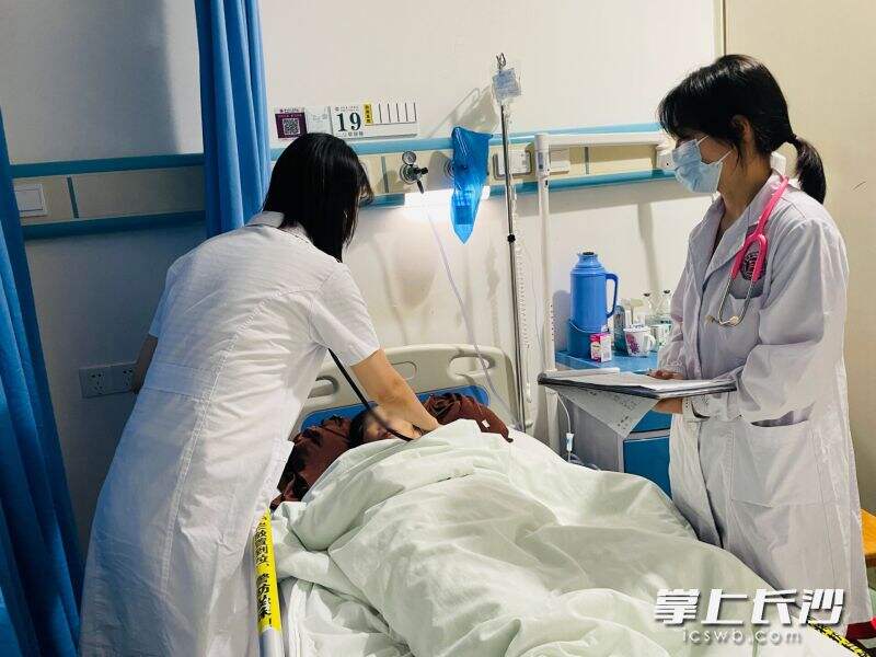 湖南省人民医院老年科医护人员查看老人恢复情况。长沙晚报通讯员 苏建禄 供图