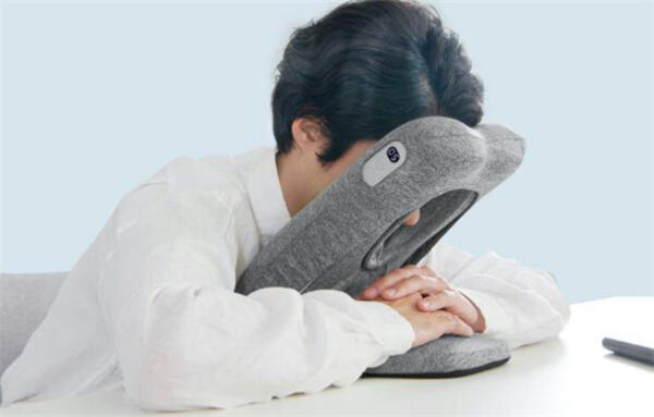日本公司推出趴着睡的枕头