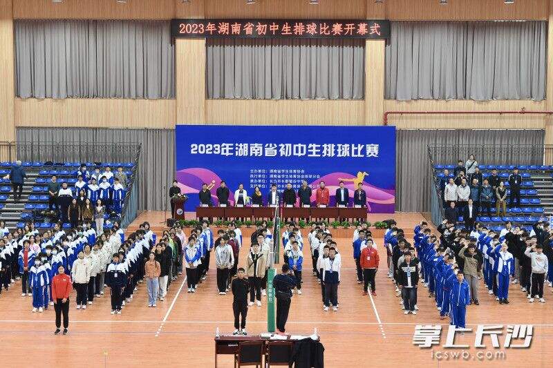今日，“湖南省首届初中生排球比赛”在长郡智谷中学体育馆开幕。长沙晚报通讯员刘品贝摄