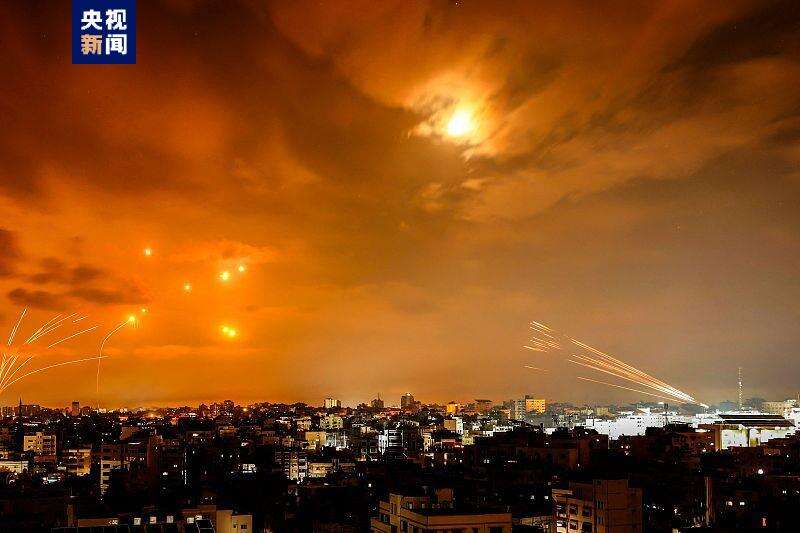△当地时间10月8日凌晨，以色列“铁穹”防御系统拦截巴勒斯坦武装分子发射的火箭弹