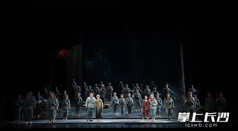 10月11日晚，民族歌剧《半条红军被》在长沙梅溪湖国际文化艺术中心大剧院上演。长沙歌舞剧院供图